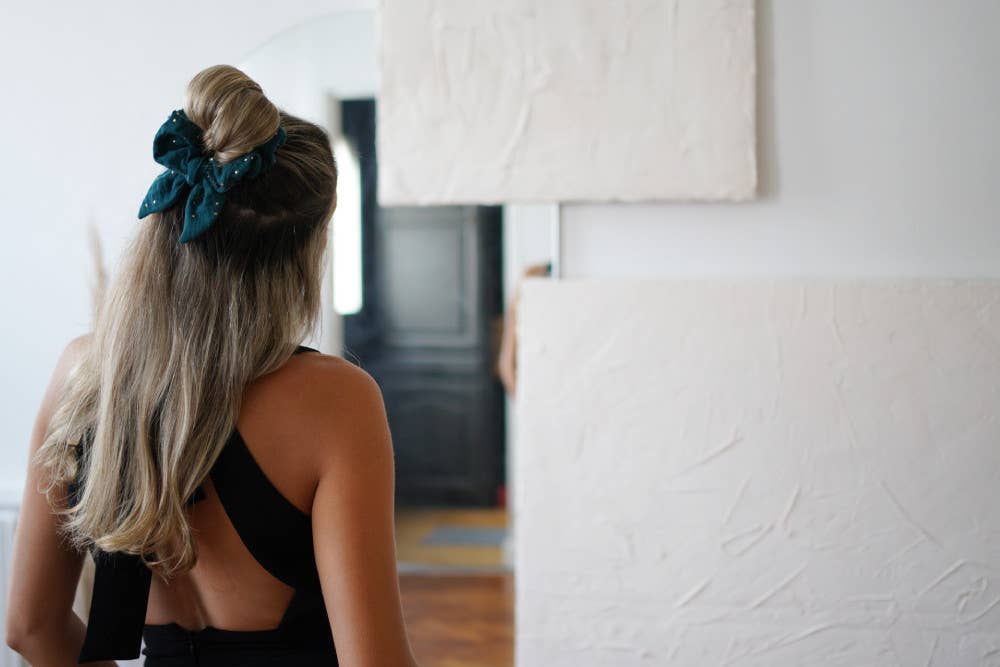 Scrunchie con fiocco Ivy verde scuro con pois dorati - Bohomane