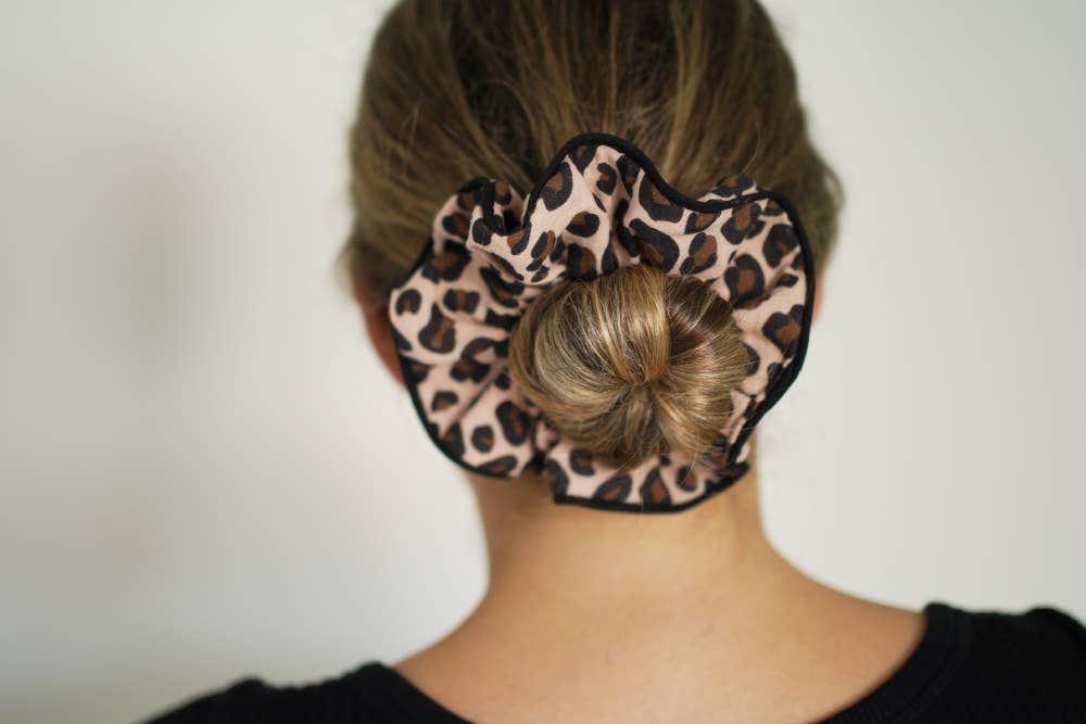 Scrunchie marrone con stampa leopardata - Bohomane
