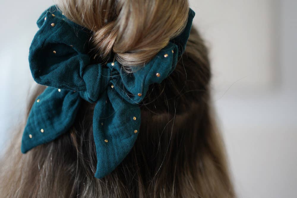 Scrunchie con fiocco Ivy verde scuro con pois dorati - Bohomane