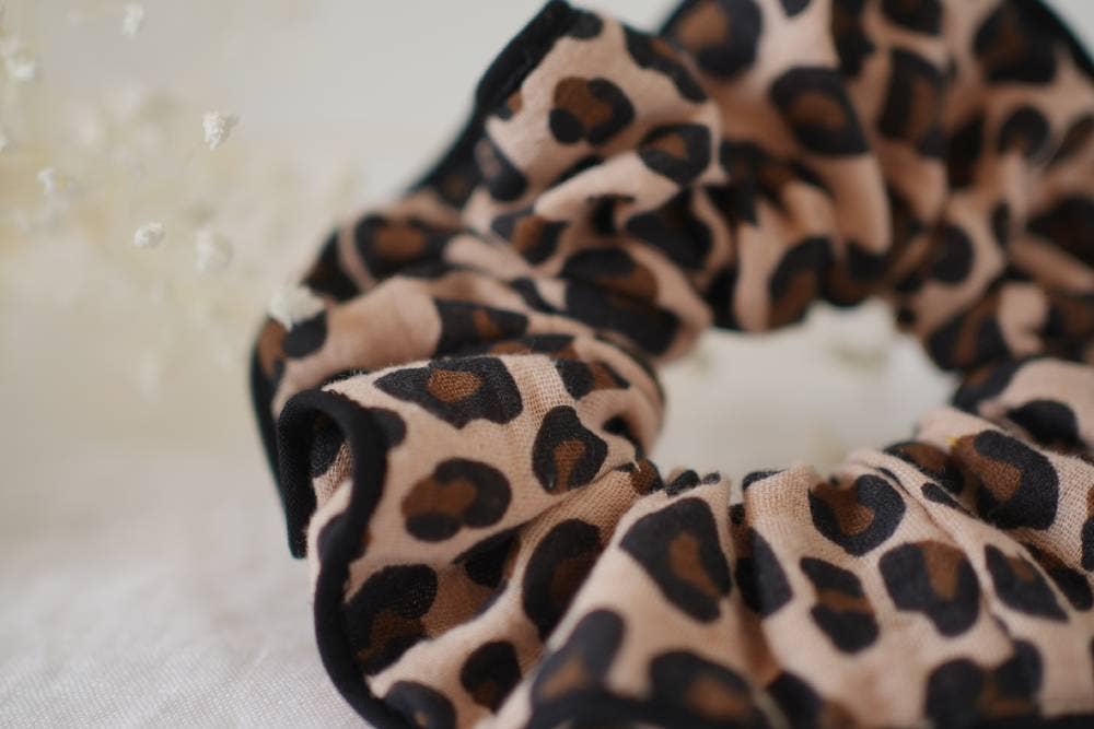Scrunchie marrone con stampa leopardata - Bohomane
