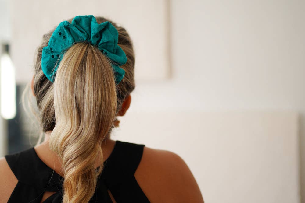 Scrunchie Azra ricamo verde smeraldo - Bohomane