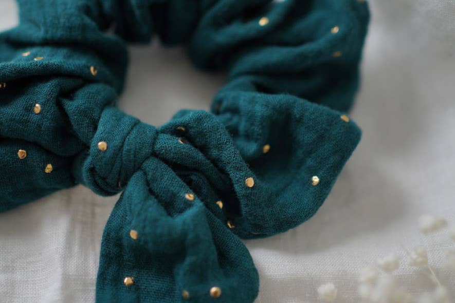 Scrunchie con fiocco Ivy verde scuro con pois dorati - Bohomane